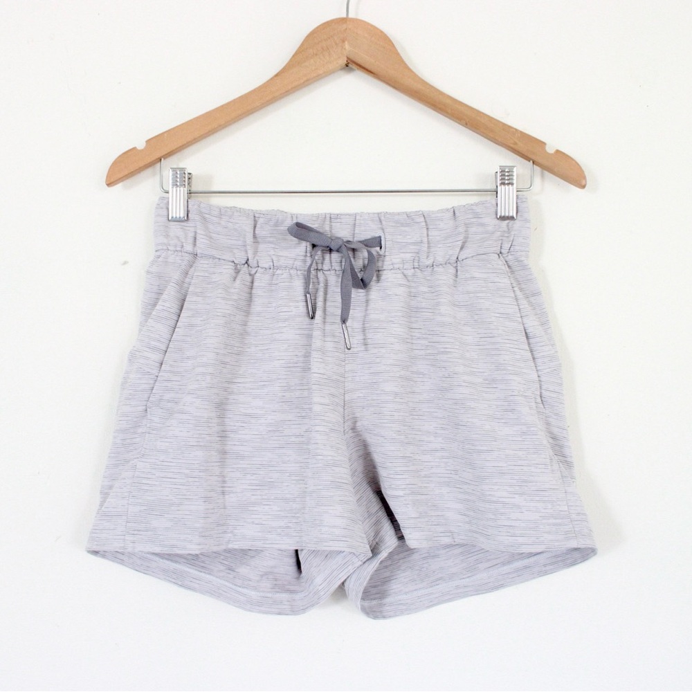 Lululemon On The Fly Mid Rise Short 2.5”